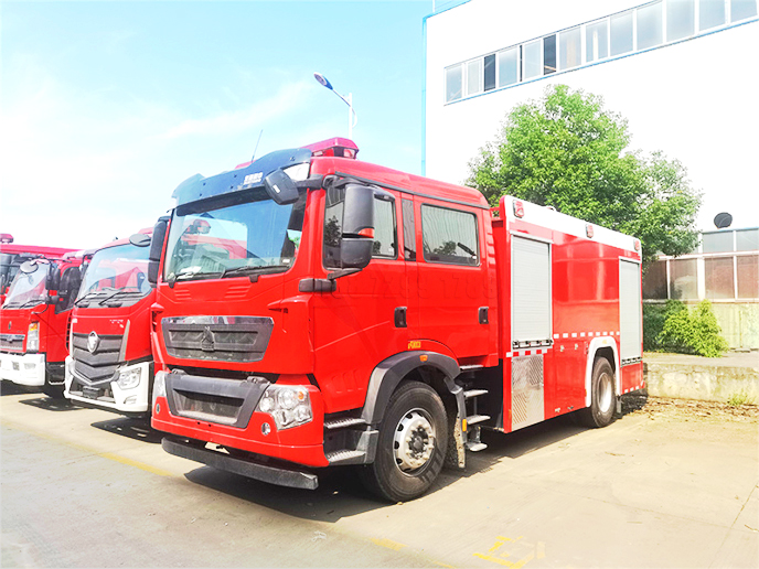 国六 经典车型重汽豪沃8吨泡沫消防车