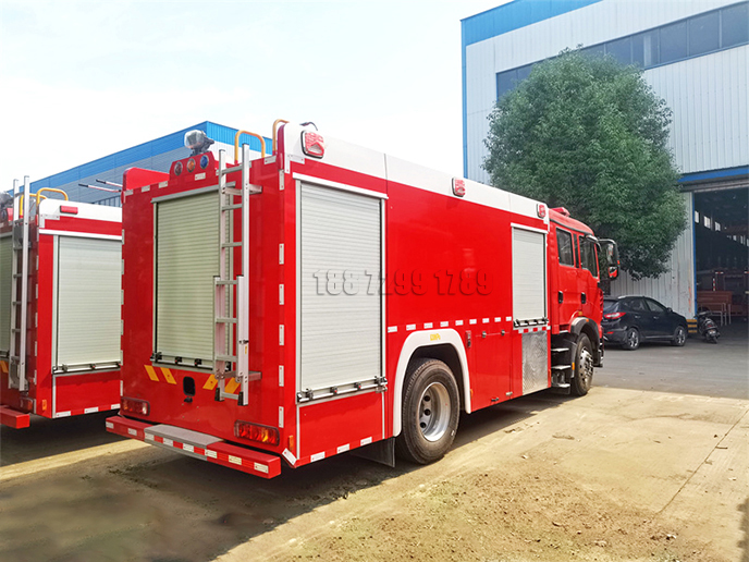国六 经典车型重汽豪沃8吨泡沫消防车