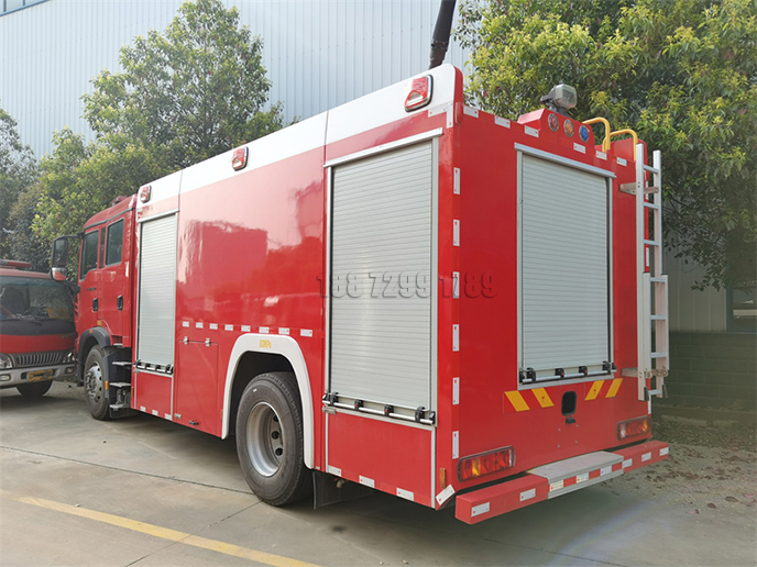 国六 经典车型重汽豪沃8吨泡沫消防车