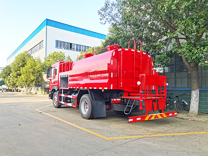国六 东风10吨消防洒水车