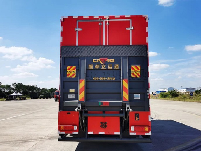 国六 豪沃后双桥器材消防车