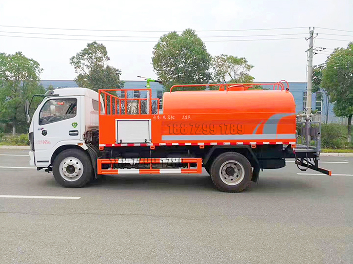 新款8吨东风轻型消防洒水车 中置泵式