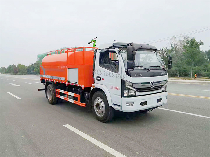 新款8吨东风轻型消防洒水车 中置泵式