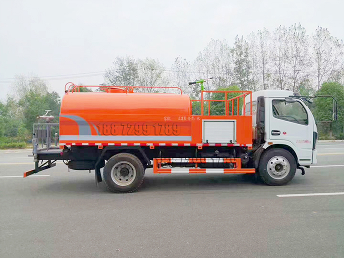 新款8吨东风轻型消防洒水车 中置泵式